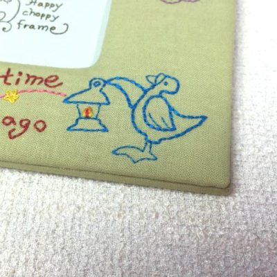 画像2: アヒルや時計、童話のモチーフ手刺繍フォトフレーム ｜グリーン