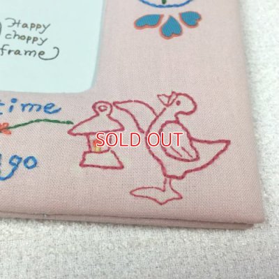 画像2: アヒルや時計、童話モチーフの手刺繍のフォトフレーム｜ピンク