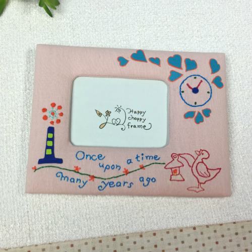 アヒルや時計、童話モチーフの手刺繍のフォトフレーム｜ピンク